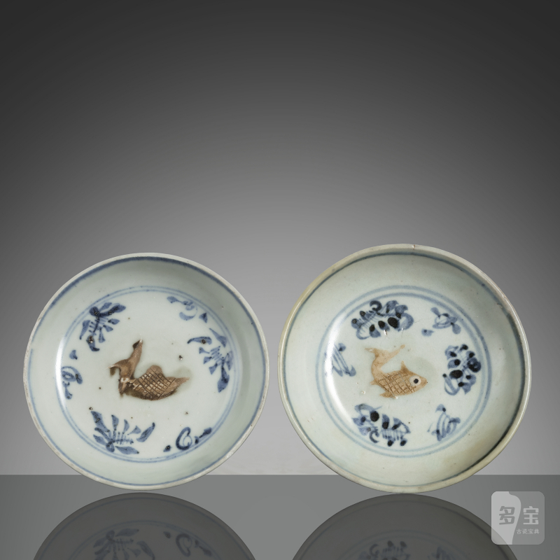 A pair of small moulded fish bowls and underglaze blue decoration - 图1